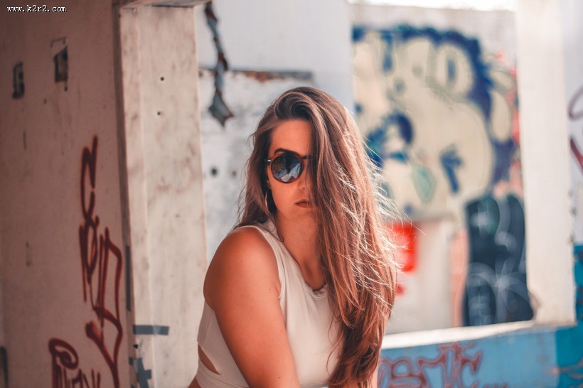 戴墨镜的长发美女图片