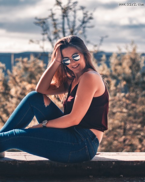 戴墨镜的长发美女图片