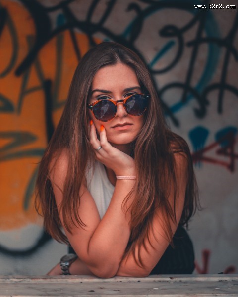 戴墨镜的长发美女图片