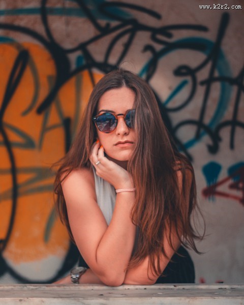 戴墨镜的长发美女图片