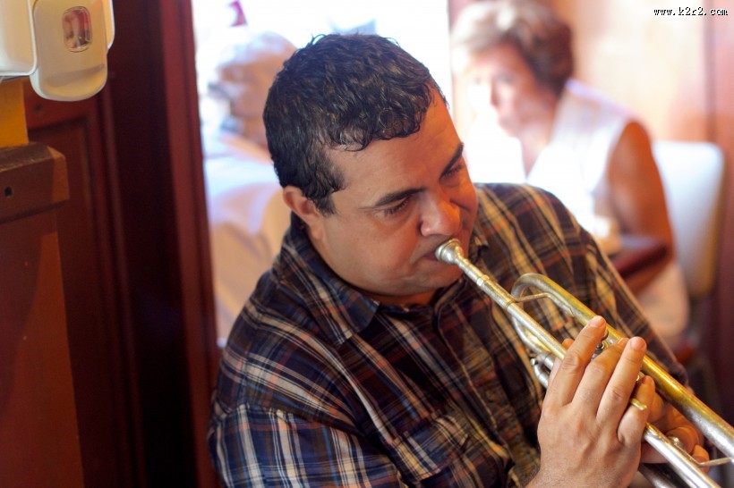 人们在吹奏长号的图片