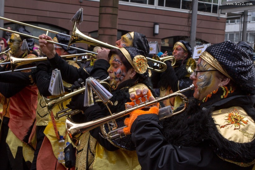 人们在吹奏长号的图片