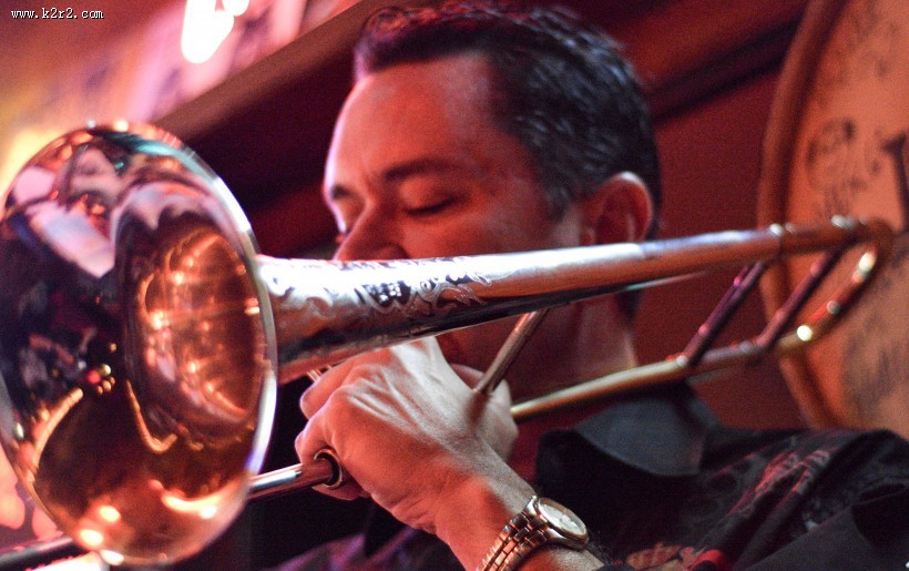 人们在吹奏长号的图片