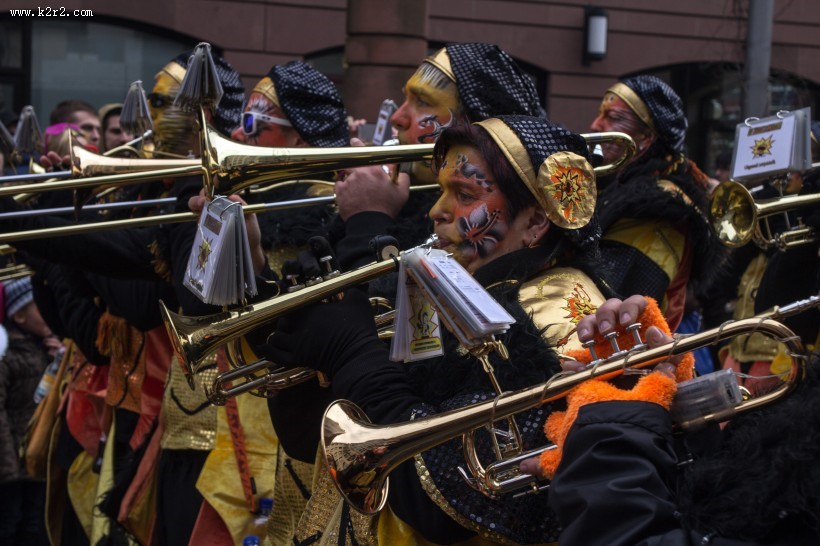 人们在吹奏长号的图片