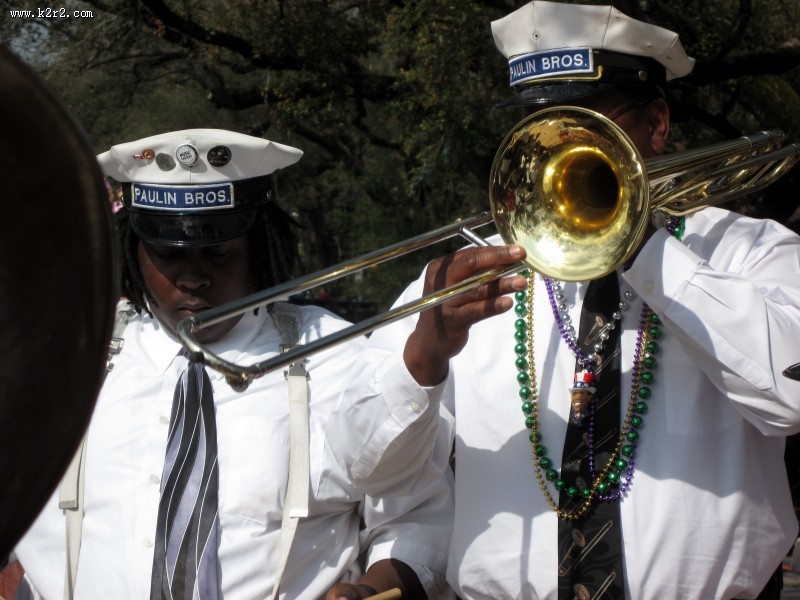 人们在吹奏长号的图片