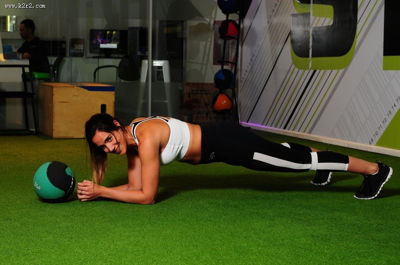 在健身房健身的美女图片