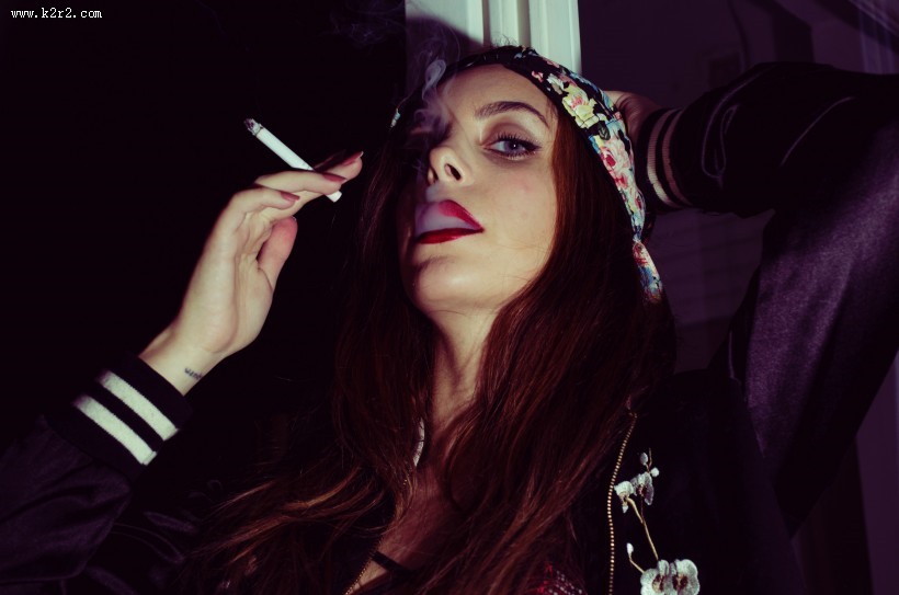 抽烟的女人图片