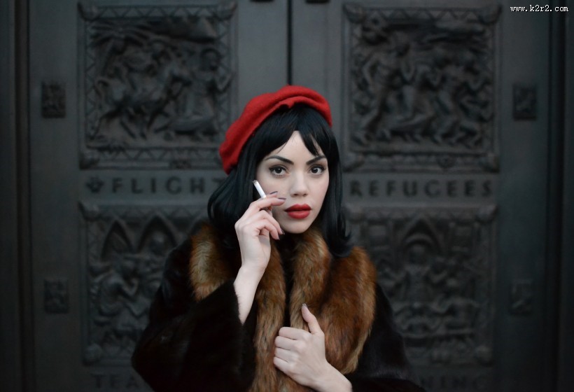 抽烟的女人图片