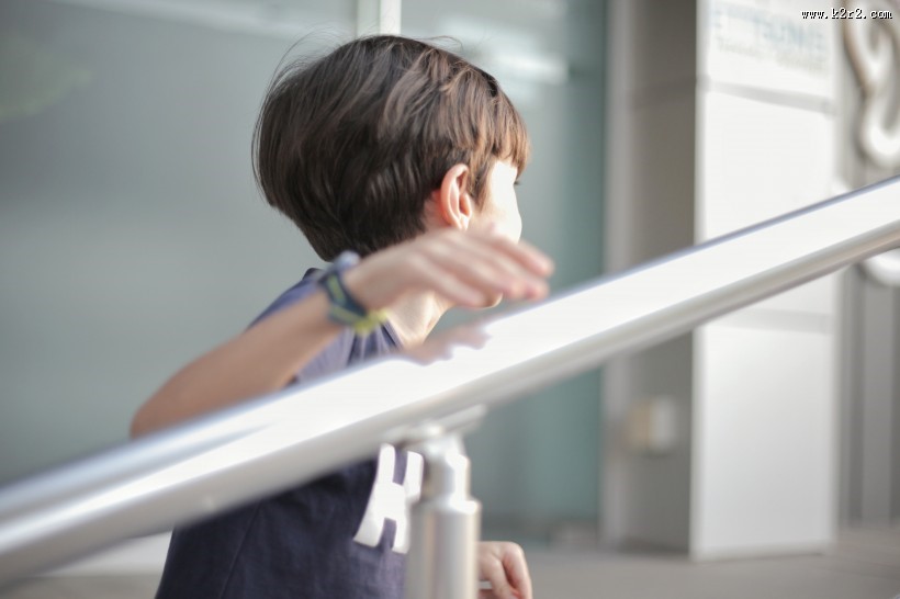 活泼的小男孩图片