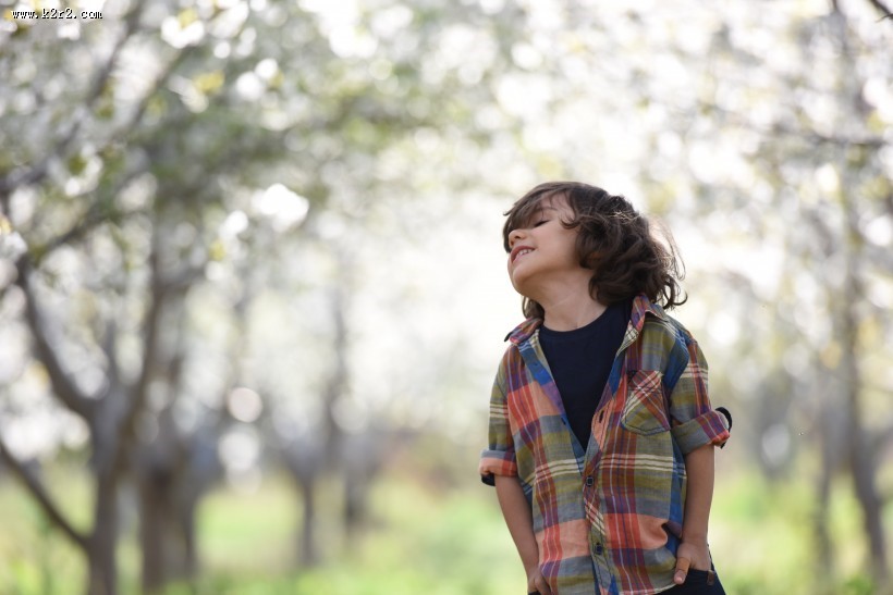 活泼的小男孩图片