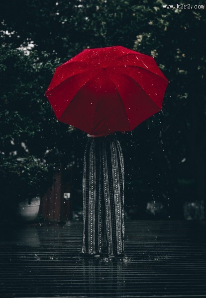 撑着雨伞的人图片