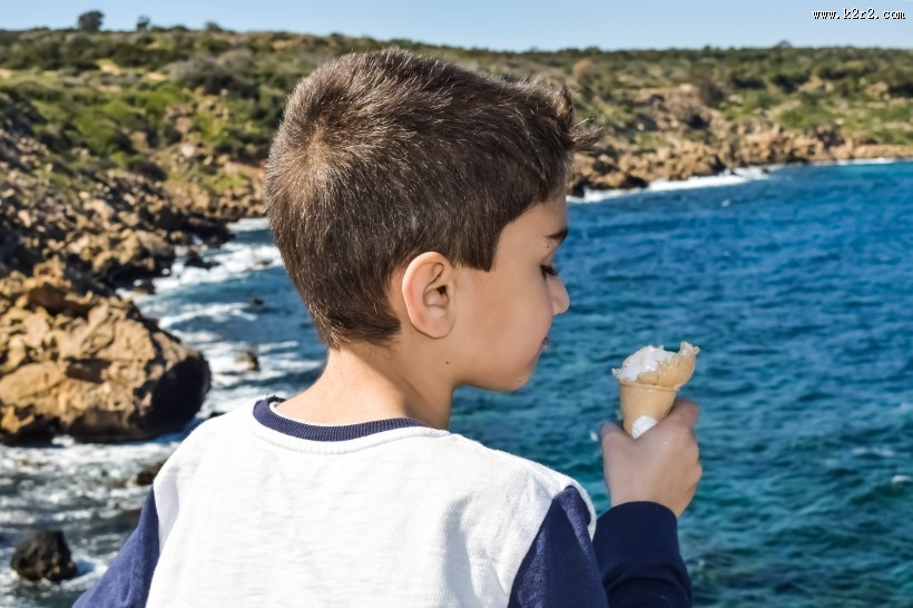 正在吃冰淇淋的孩子图片