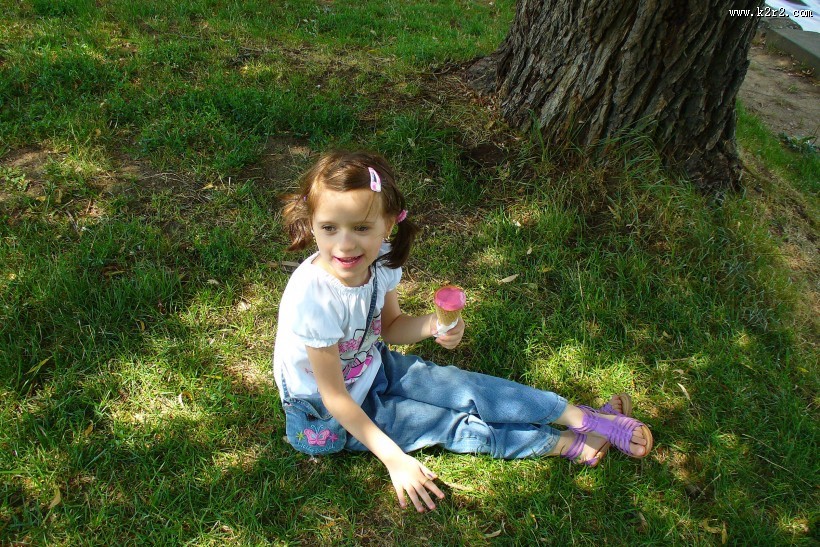 正在吃冰淇淋的孩子图片