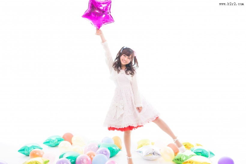 拿着气球的女孩图片