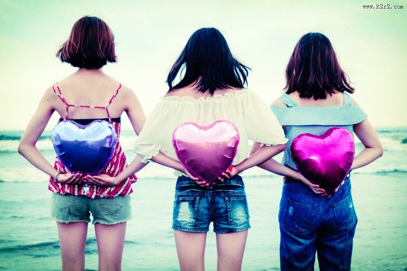 拿着气球的女孩图片