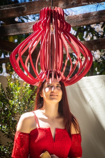 穿红色上衣的美女图片