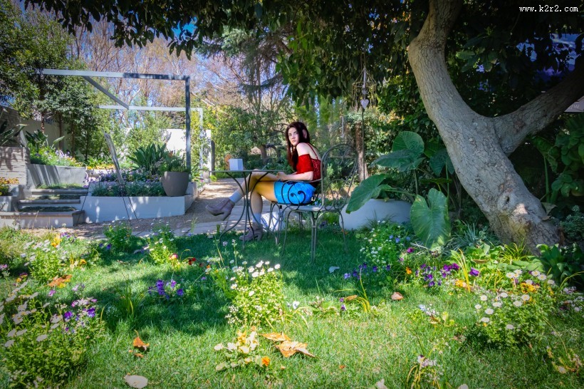 穿红色上衣的美女图片