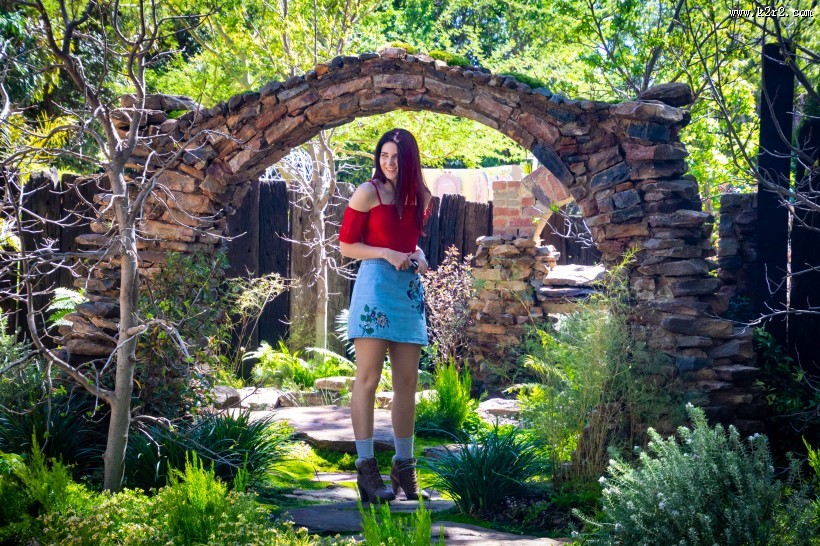 穿红色上衣的美女图片