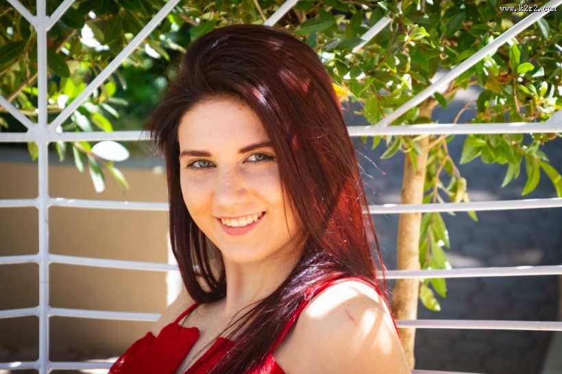 穿红色上衣的美女图片