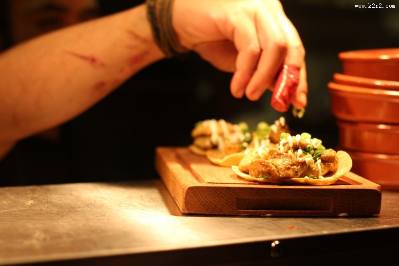 正在摆盘的厨师图片