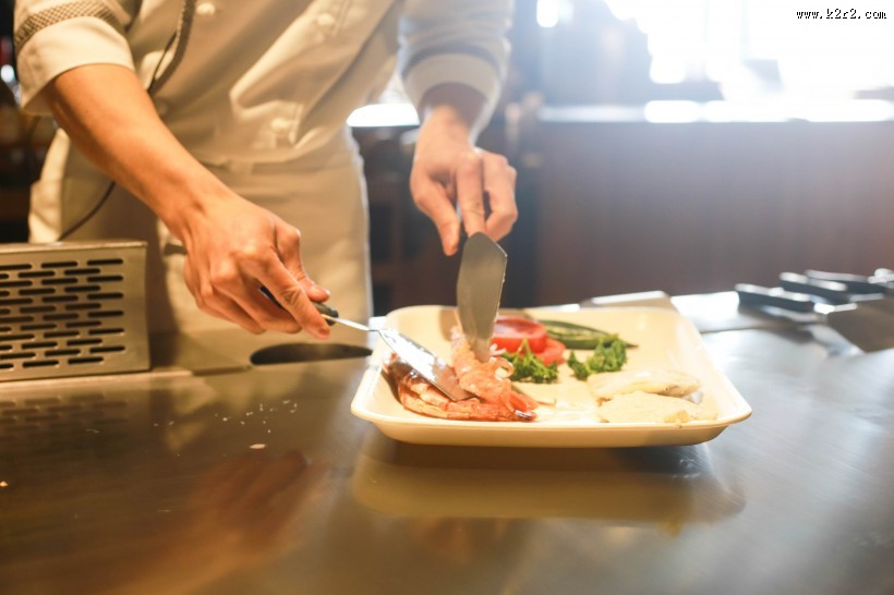 正在摆盘的厨师图片
