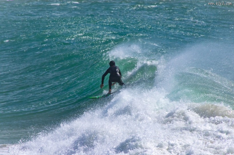 冲浪的青年图片