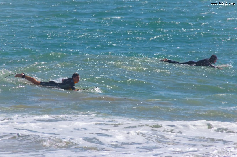 冲浪的青年图片