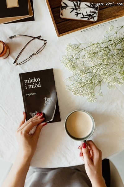 一边看书一边喝咖啡的女孩图片