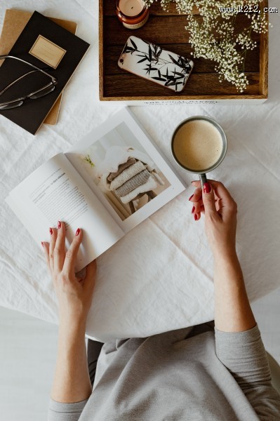 一边看书一边喝咖啡的女孩图片