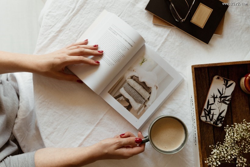 一边看书一边喝咖啡的女孩图片