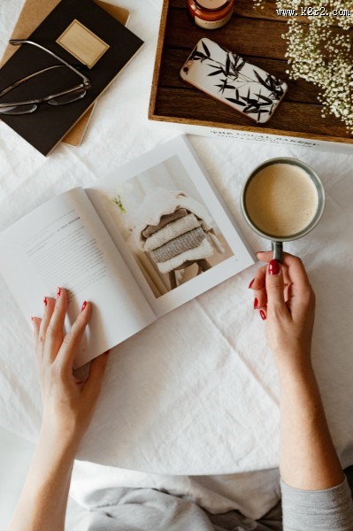 一边看书一边喝咖啡的女孩图片