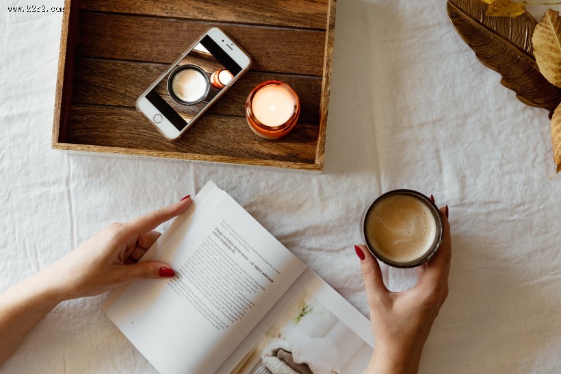 一边看书一边喝咖啡的女孩图片