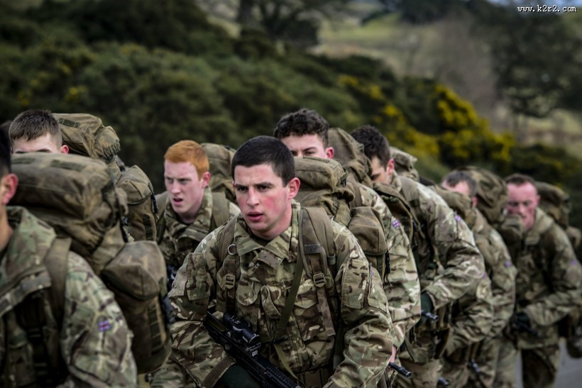 整齐划一的士兵队伍图片