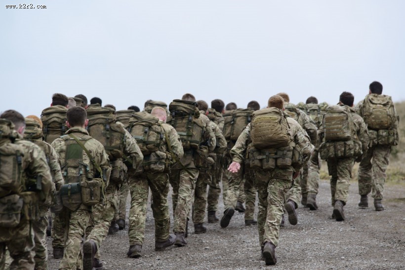 整齐划一的士兵队伍图片