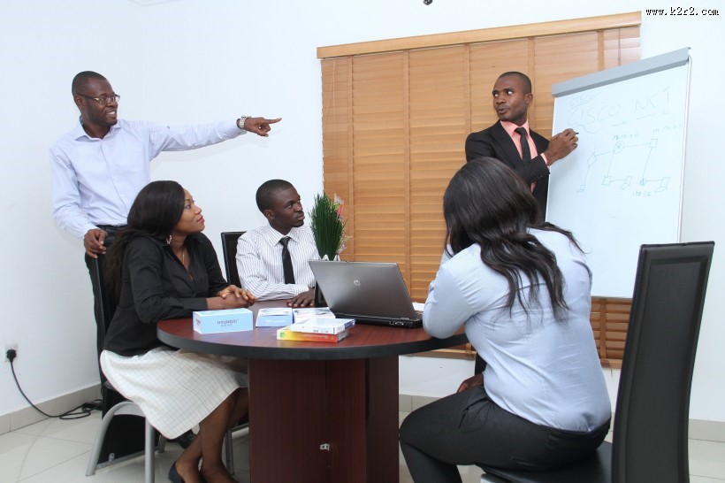 正在进行开会的商务人员图片