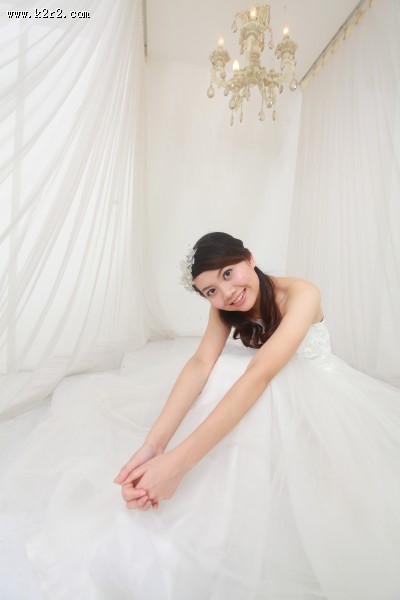 穿着洁白婚纱的新娘图片