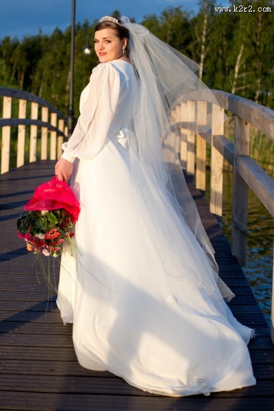 穿着洁白婚纱的新娘图片