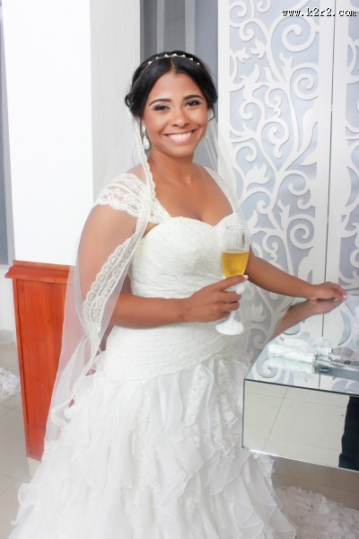 穿着洁白婚纱的新娘图片