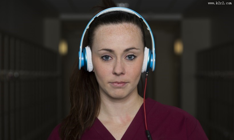 戴着耳机休闲的美女图片