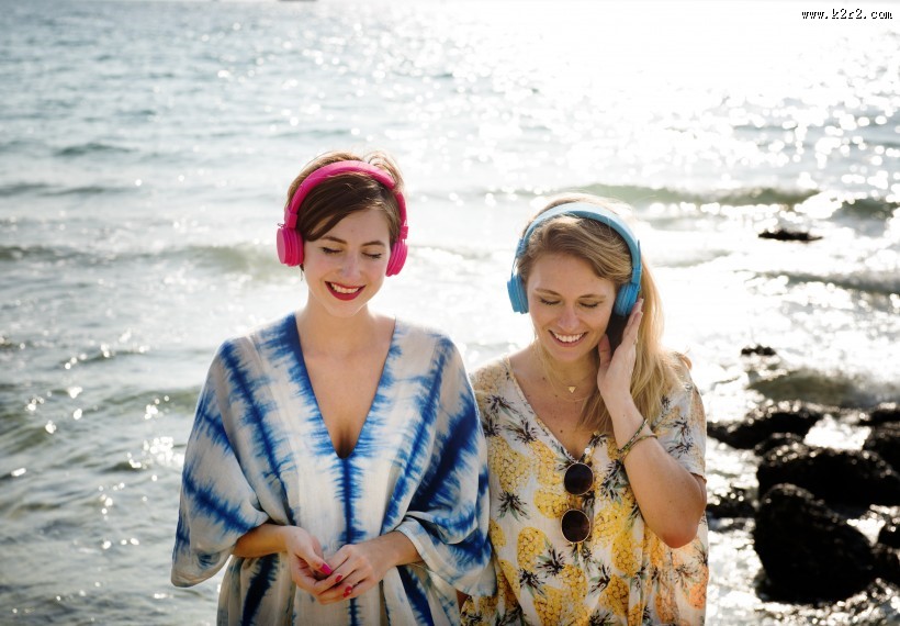 戴着耳机休闲的美女图片