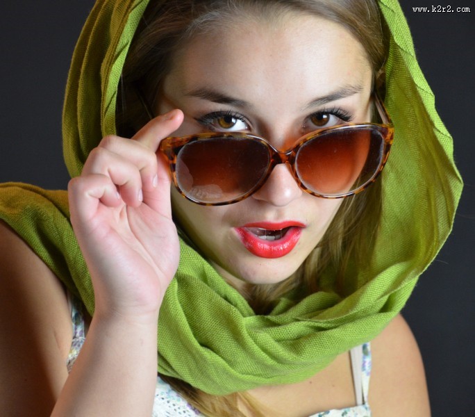 戴着墨镜的美女图片大全