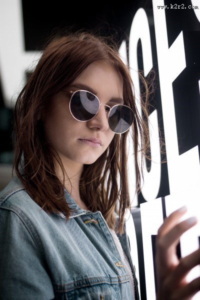戴着墨镜的美女图片大全