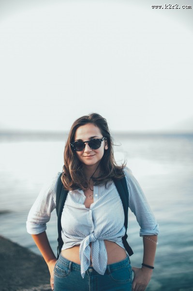 戴着墨镜的美女图片大全