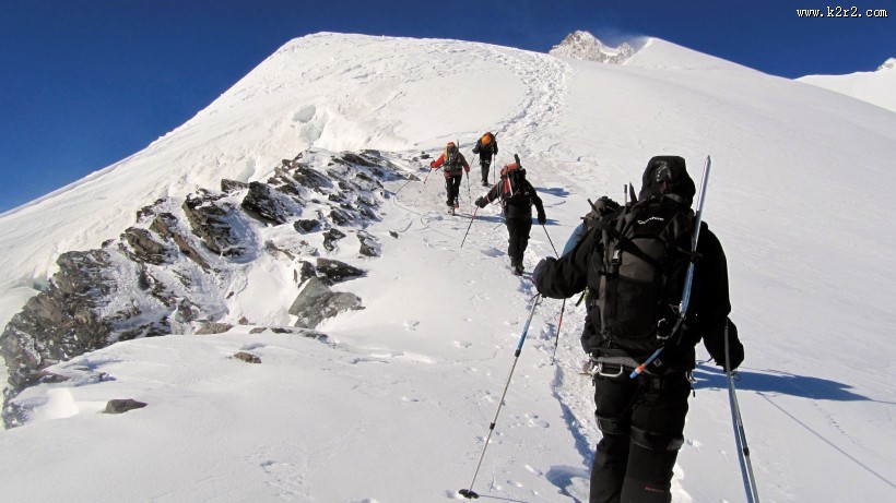 登雪山的人物图片