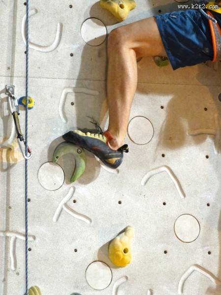 正在攀岩的人图片