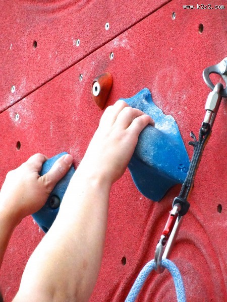 正在攀岩的人图片