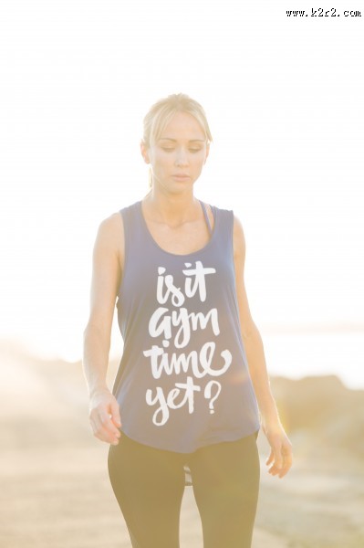 在户外锻炼身体的美女图片