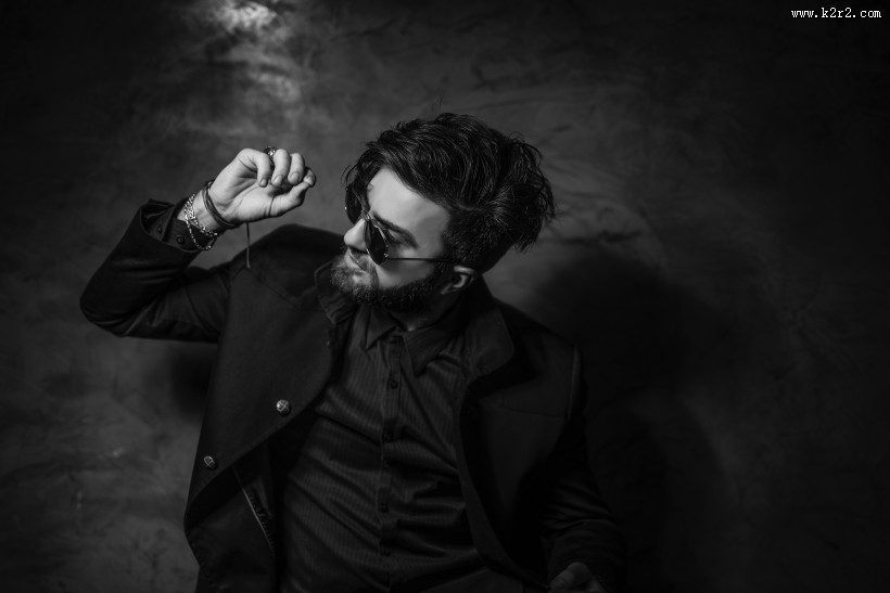 穿黑色衣服的时尚青年图片