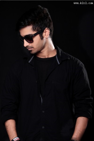 穿黑色衣服的时尚青年图片