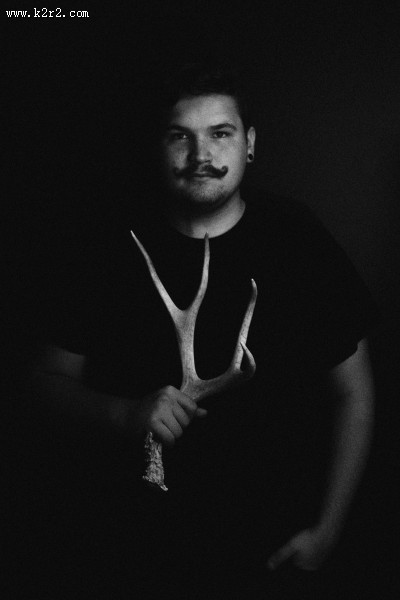 穿黑色衣服的时尚青年图片